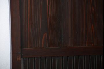 古民具・骨董　囲炉裏でいぶされた格子帯戸2枚セット(板戸)