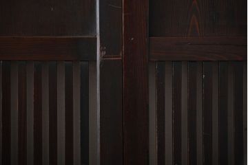 古民具・骨董　囲炉裏でいぶされた格子帯戸2枚セット(板戸)