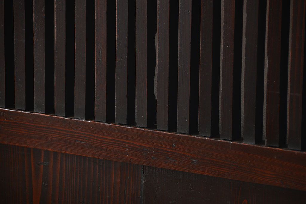 古民具・骨董　囲炉裏でいぶされた格子帯戸2枚セット(板戸)