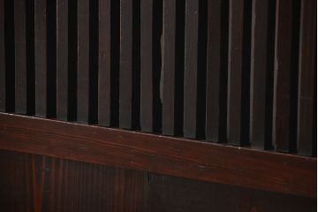 古民具・骨董　囲炉裏でいぶされた格子帯戸2枚セット(板戸)