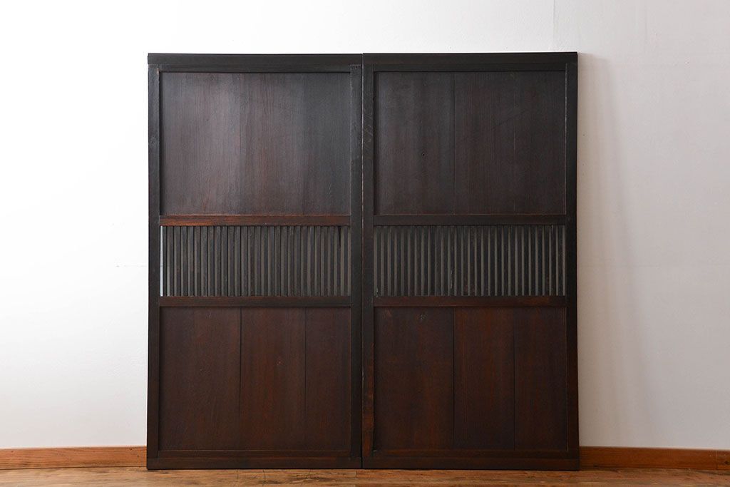 古民具・骨董　囲炉裏でいぶされた格子帯戸2枚セット(板戸)