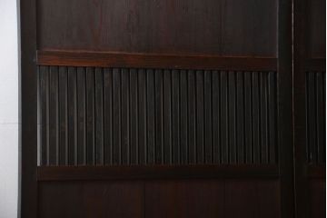 古民具・骨董　囲炉裏でいぶされた格子帯戸2枚セット(板戸)