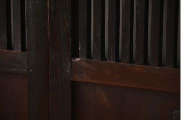 古民具・骨董　囲炉裏でいぶされた格子帯戸2枚セット(板戸)