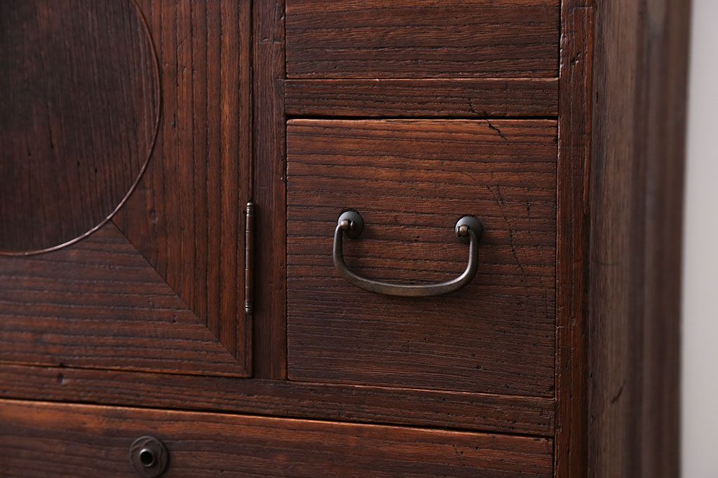 アンティーク家具　アンティーク　脚付き横長ローチェスト(ローボード、テレビボード)