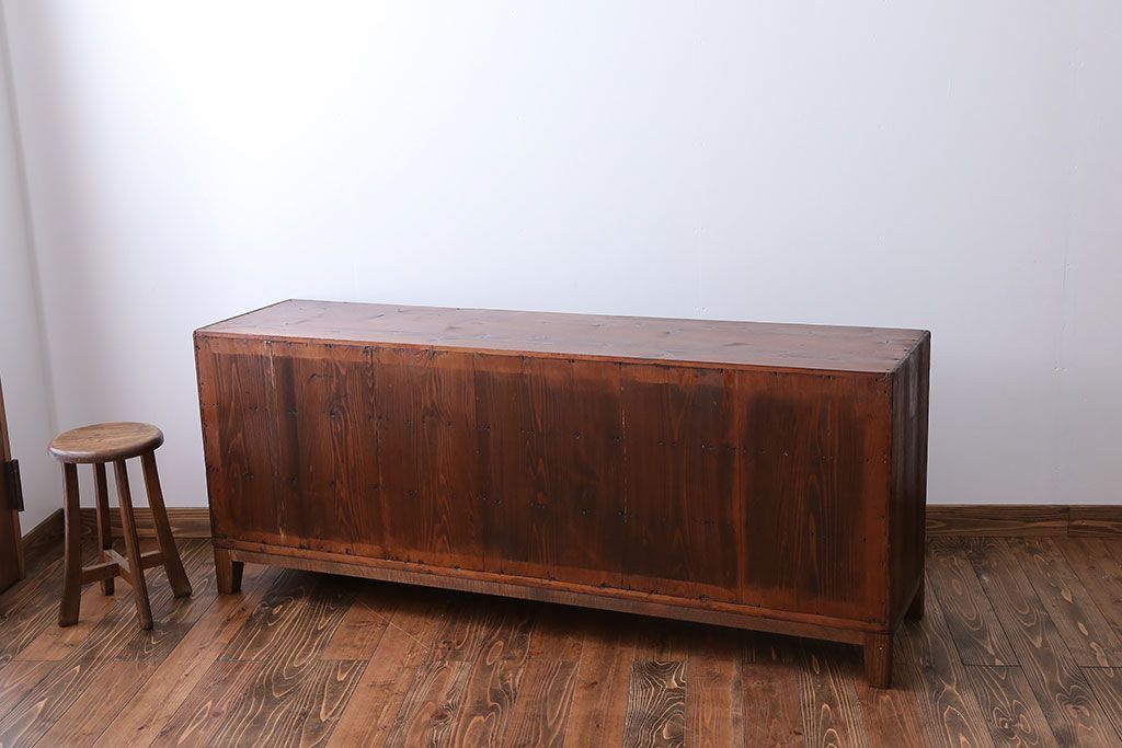 アンティーク家具　アンティーク　脚付き横長ローチェスト(ローボード、テレビボード)