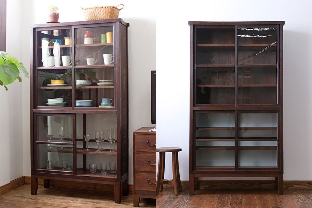 アンティーク家具　アンティーク　背面ガラスの脚付き収納棚(キャビネット、食器棚)