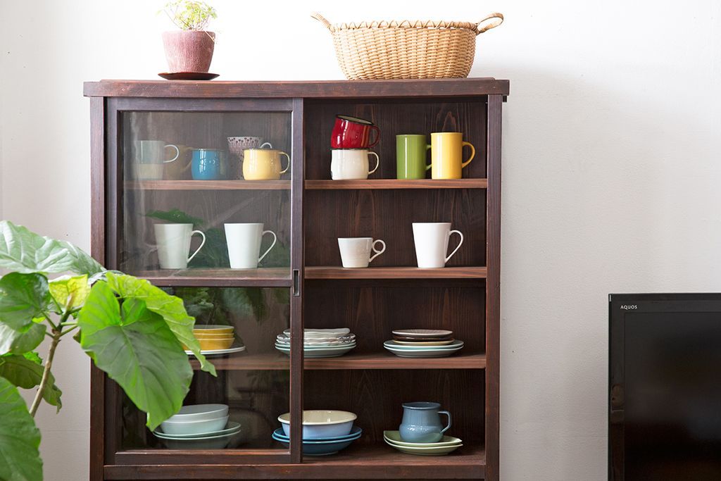 アンティーク家具　アンティーク　背面ガラスの脚付き収納棚(キャビネット、食器棚)