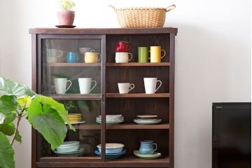 アンティーク家具　アンティーク　背面ガラスの脚付き収納棚(キャビネット、食器棚)