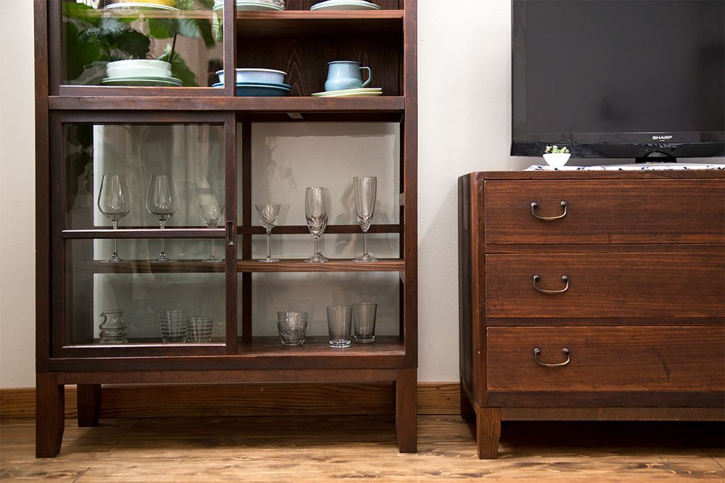 アンティーク家具　アンティーク　背面ガラスの脚付き収納棚(キャビネット、食器棚)