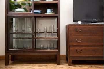 アンティーク家具　アンティーク　背面ガラスの脚付き収納棚(キャビネット、食器棚)