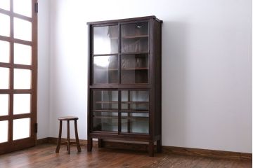 アンティーク家具　アンティーク　背面ガラスの脚付き収納棚(キャビネット、食器棚)