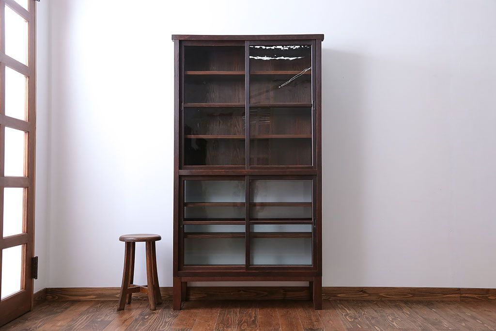 アンティーク家具　アンティーク　背面ガラスの脚付き収納棚(キャビネット、食器棚)