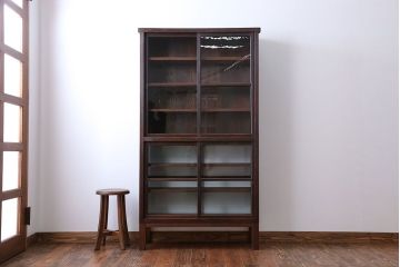 アンティーク家具　アンティーク　背面ガラスの脚付き収納棚(キャビネット、食器棚)