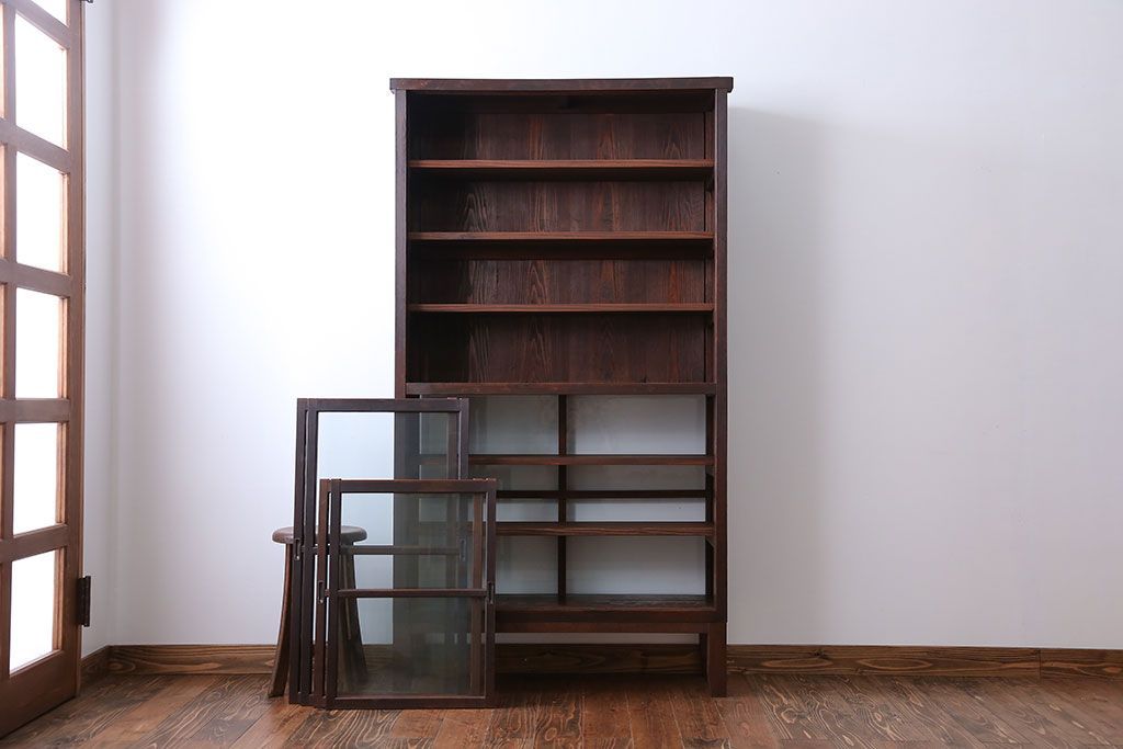 アンティーク家具　アンティーク　背面ガラスの脚付き収納棚(キャビネット、食器棚)