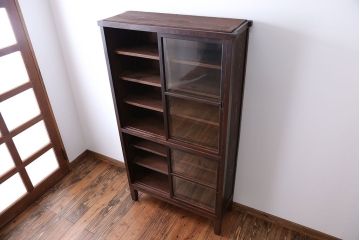 アンティーク家具　アンティーク　背面ガラスの脚付き収納棚(キャビネット、食器棚)