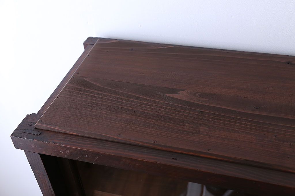 アンティーク家具　アンティーク　背面ガラスの脚付き収納棚(キャビネット、食器棚)