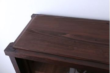 アンティーク家具　アンティーク　背面ガラスの脚付き収納棚(キャビネット、食器棚)