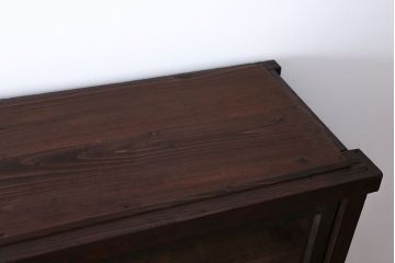 アンティーク家具　アンティーク　背面ガラスの脚付き収納棚(キャビネット、食器棚)