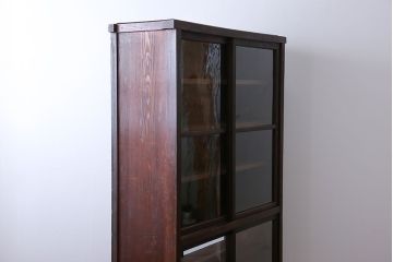 アンティーク家具　アンティーク　背面ガラスの脚付き収納棚(キャビネット、食器棚)