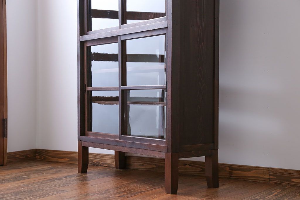 アンティーク家具　アンティーク　背面ガラスの脚付き収納棚(キャビネット、食器棚)