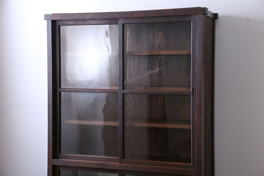 アンティーク家具　アンティーク　背面ガラスの脚付き収納棚(キャビネット、食器棚)