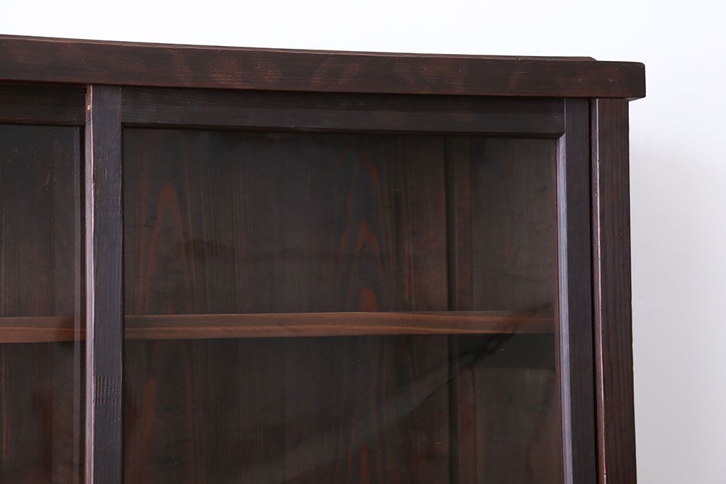 アンティーク家具　アンティーク　背面ガラスの脚付き収納棚(キャビネット、食器棚)