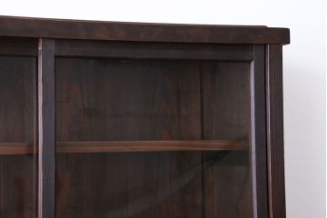 アンティーク家具　アンティーク　背面ガラスの脚付き収納棚(キャビネット、食器棚)