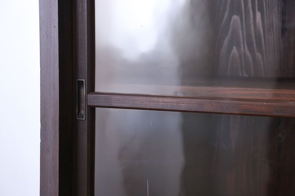 アンティーク家具　アンティーク　背面ガラスの脚付き収納棚(キャビネット、食器棚)