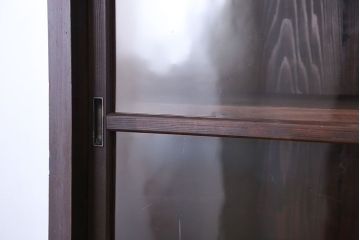 アンティーク家具　アンティーク　背面ガラスの脚付き収納棚(キャビネット、食器棚)