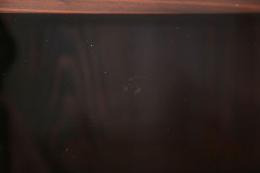 アンティーク家具　アンティーク　背面ガラスの脚付き収納棚(キャビネット、食器棚)