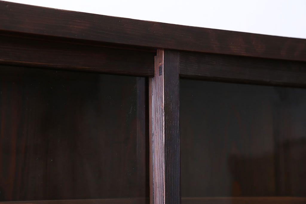 アンティーク家具　アンティーク　背面ガラスの脚付き収納棚(キャビネット、食器棚)