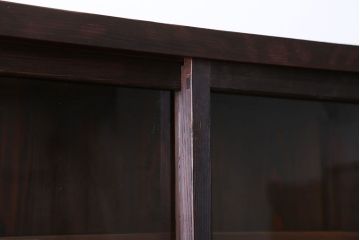 アンティーク家具　アンティーク　背面ガラスの脚付き収納棚(キャビネット、食器棚)