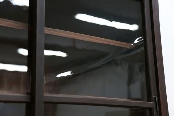 アンティーク家具　アンティーク　背面ガラスの脚付き収納棚(キャビネット、食器棚)