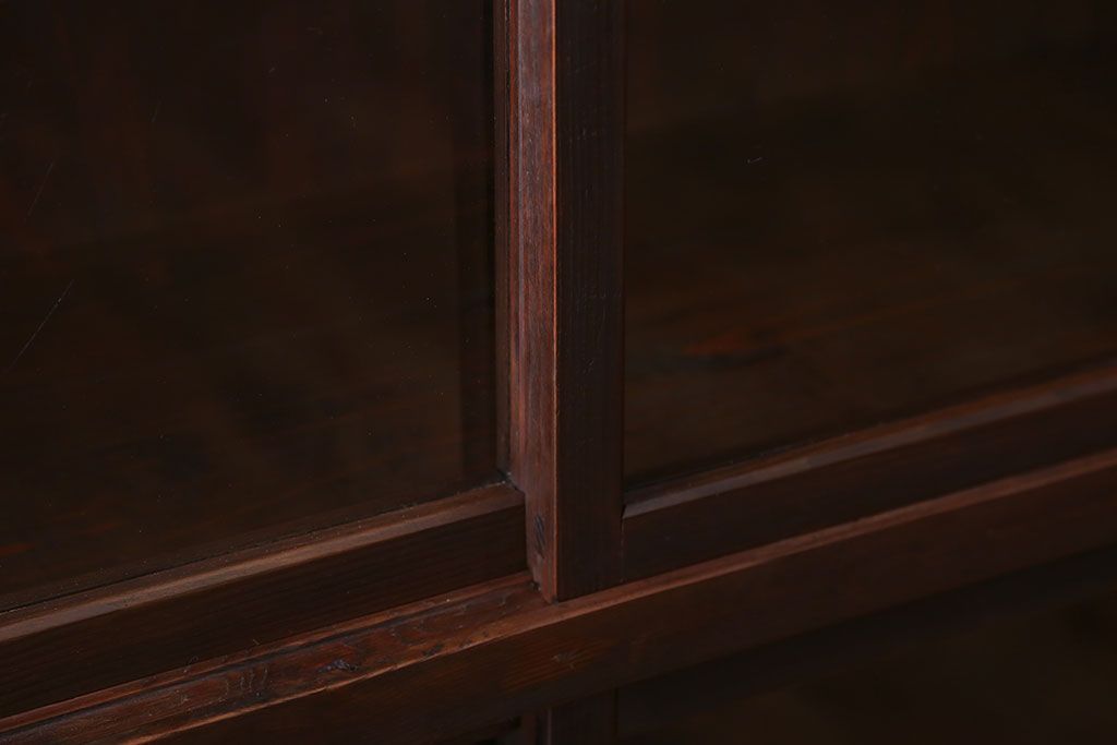 アンティーク家具　アンティーク　背面ガラスの脚付き収納棚(キャビネット、食器棚)