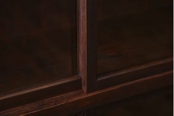 アンティーク家具　アンティーク　背面ガラスの脚付き収納棚(キャビネット、食器棚)