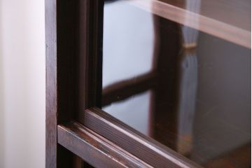 アンティーク家具　アンティーク　背面ガラスの脚付き収納棚(キャビネット、食器棚)