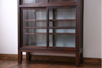 アンティーク家具　アンティーク　背面ガラスの脚付き収納棚(キャビネット、食器棚)