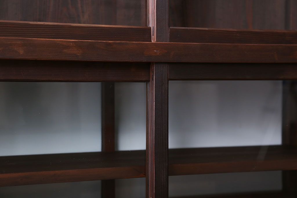 アンティーク家具　アンティーク　背面ガラスの脚付き収納棚(キャビネット、食器棚)