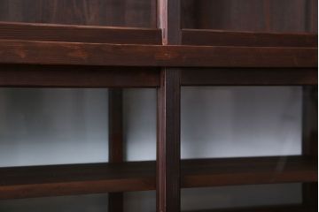 アンティーク家具　アンティーク　背面ガラスの脚付き収納棚(キャビネット、食器棚)