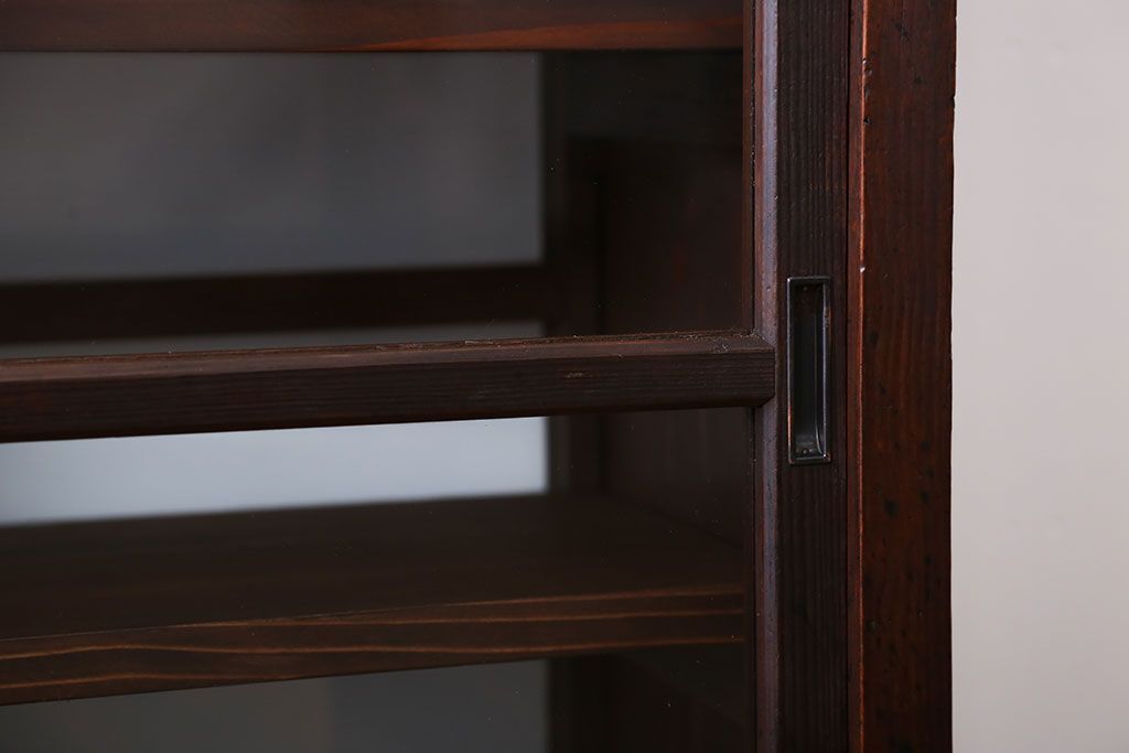 アンティーク家具　アンティーク　背面ガラスの脚付き収納棚(キャビネット、食器棚)