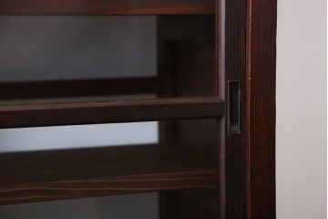 アンティーク家具　アンティーク　背面ガラスの脚付き収納棚(キャビネット、食器棚)