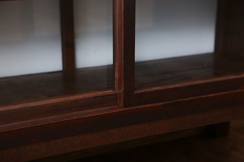 アンティーク家具　アンティーク　背面ガラスの脚付き収納棚(キャビネット、食器棚)