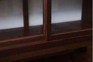 アンティーク家具　アンティーク　背面ガラスの脚付き収納棚(キャビネット、食器棚)