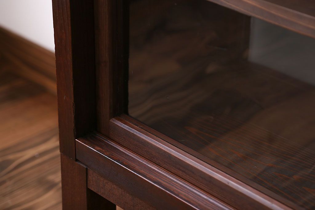 アンティーク家具　アンティーク　背面ガラスの脚付き収納棚(キャビネット、食器棚)