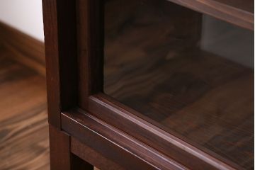 アンティーク家具　アンティーク　背面ガラスの脚付き収納棚(キャビネット、食器棚)