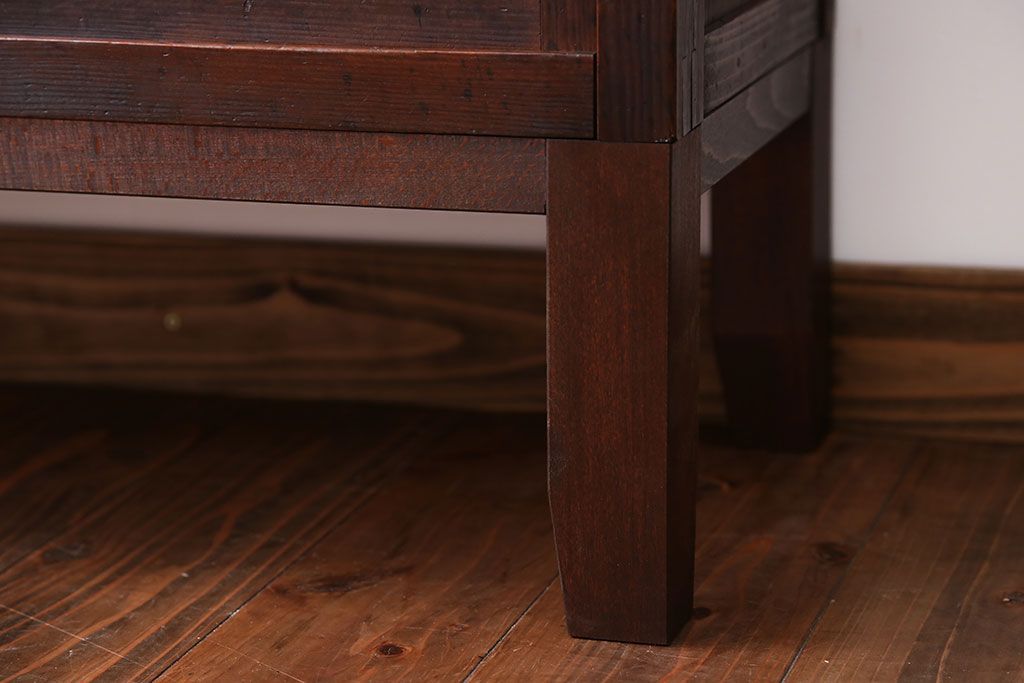 アンティーク家具　アンティーク　背面ガラスの脚付き収納棚(キャビネット、食器棚)