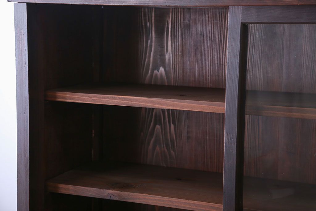 アンティーク家具　アンティーク　背面ガラスの脚付き収納棚(キャビネット、食器棚)