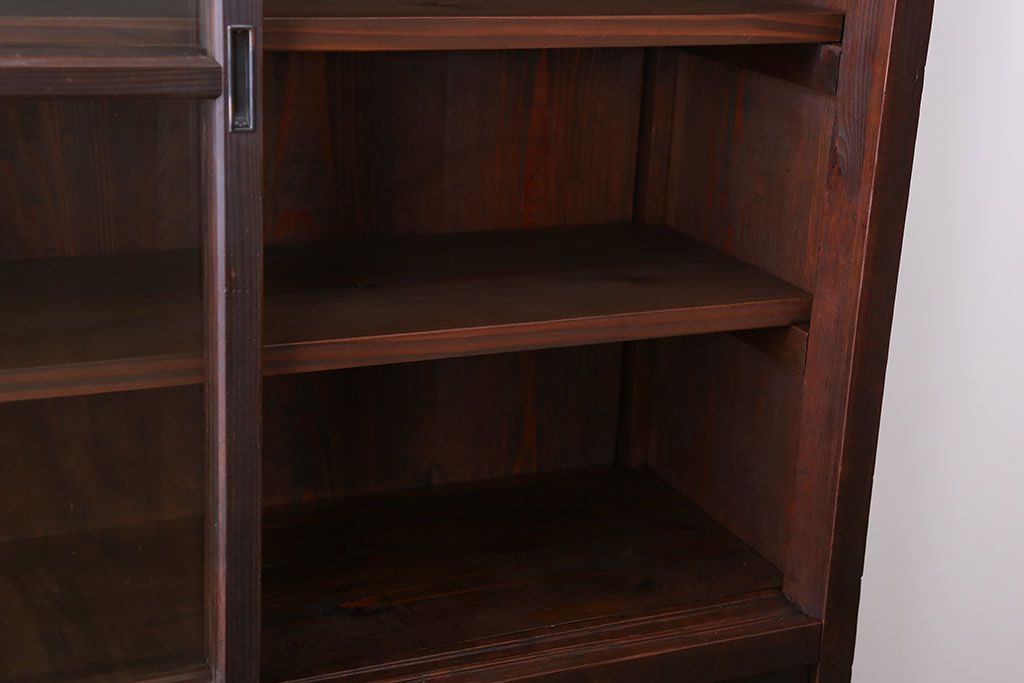 アンティーク家具　アンティーク　背面ガラスの脚付き収納棚(キャビネット、食器棚)