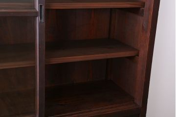 アンティーク家具　アンティーク　背面ガラスの脚付き収納棚(キャビネット、食器棚)