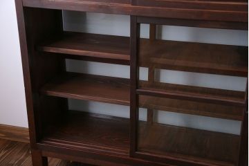 アンティーク家具　アンティーク　背面ガラスの脚付き収納棚(キャビネット、食器棚)